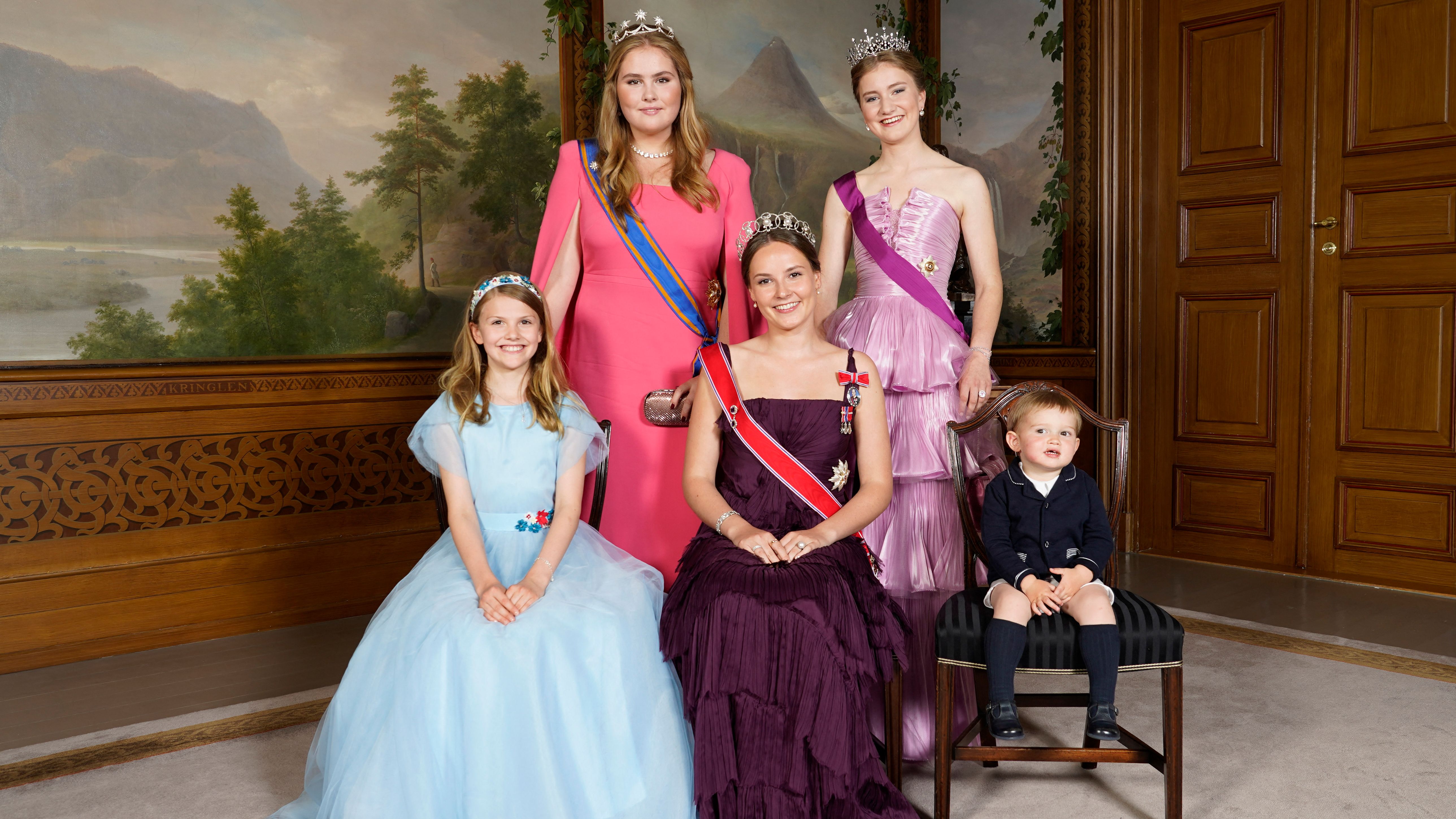 Ingrid Alexandra von Norwegen mit Prinzessin Estelle von Schweden, Prinz Charles von Luxembourg, Prinzessin Amalia der Niederlande und Elisabeth von Belgien.