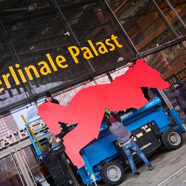 Im Rahmen der Berlinale Vorbereitungen werden sowohl der Berlinale-Bär als auch der Schriftzug an den Berlinale Palast angebracht.