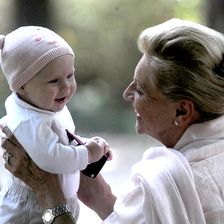 Oma Ineke Hunziker herzt ihre Enkelin Celeste Trussardi in einem Park in Mailand.