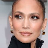 Trendfarbe laut J. Lo: Ihren Lady-in-Red-Look stylen wir sofort nach