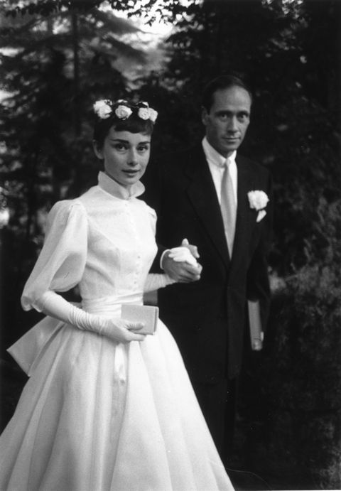 Die schöne Audrey Hepburn heiratet ihren Filmproduzenten Mel Ferrer 1954 in einem romantischen Brautkleid von Balmain.