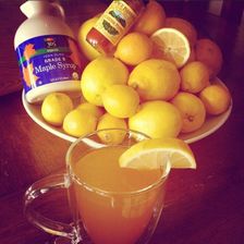 Zitronensaft, Ahornsirup, Cayennepfeffer und Wasser - daraus macht Heidi Klum ihren „Master Cleanse“-Trunk.