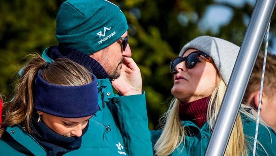Zärtliche Streicheleinheit: So verliebt zeigt sie sich mit Haakon beim Skifestival 