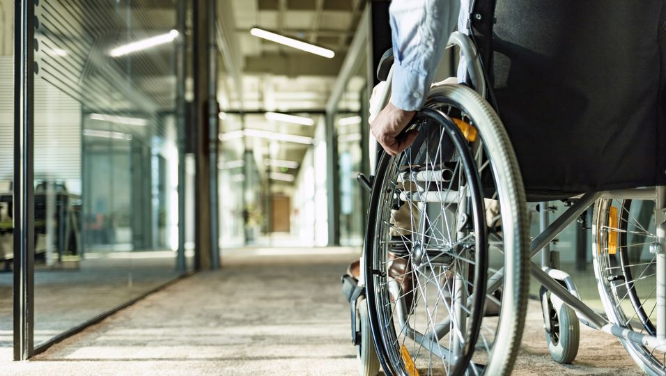 Klasse baut für behinderten Vater Rollstuhl-Kinderwagen, damit er sein Baby spazieren fahren kann
