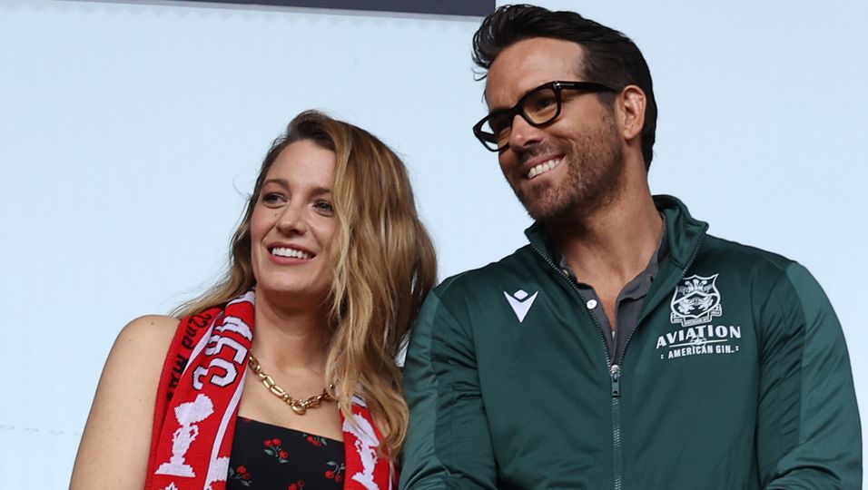 Blake Lively & Ryan Reynolds: Stars zum Anfassen: Sie zeigen sich mit ihren Töchtern bei einem Fußballspiel