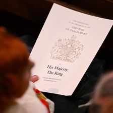 Premiere inklusive Krone: Er eröffnete zum ersten Mal das britische Parlament