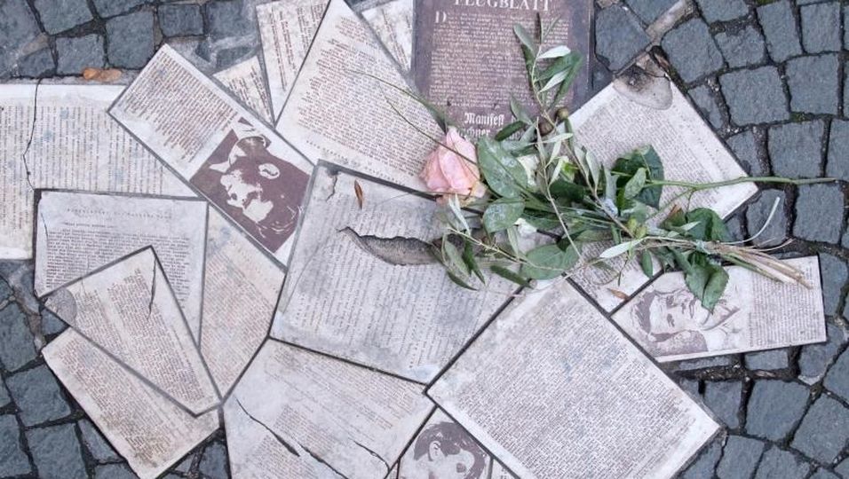 Auf dem Geschwister-Scholl-Platz sind Flugblätter der Widerstandsgruppe "Weiße Rose" als Denkmal in den Boden eingelassen.