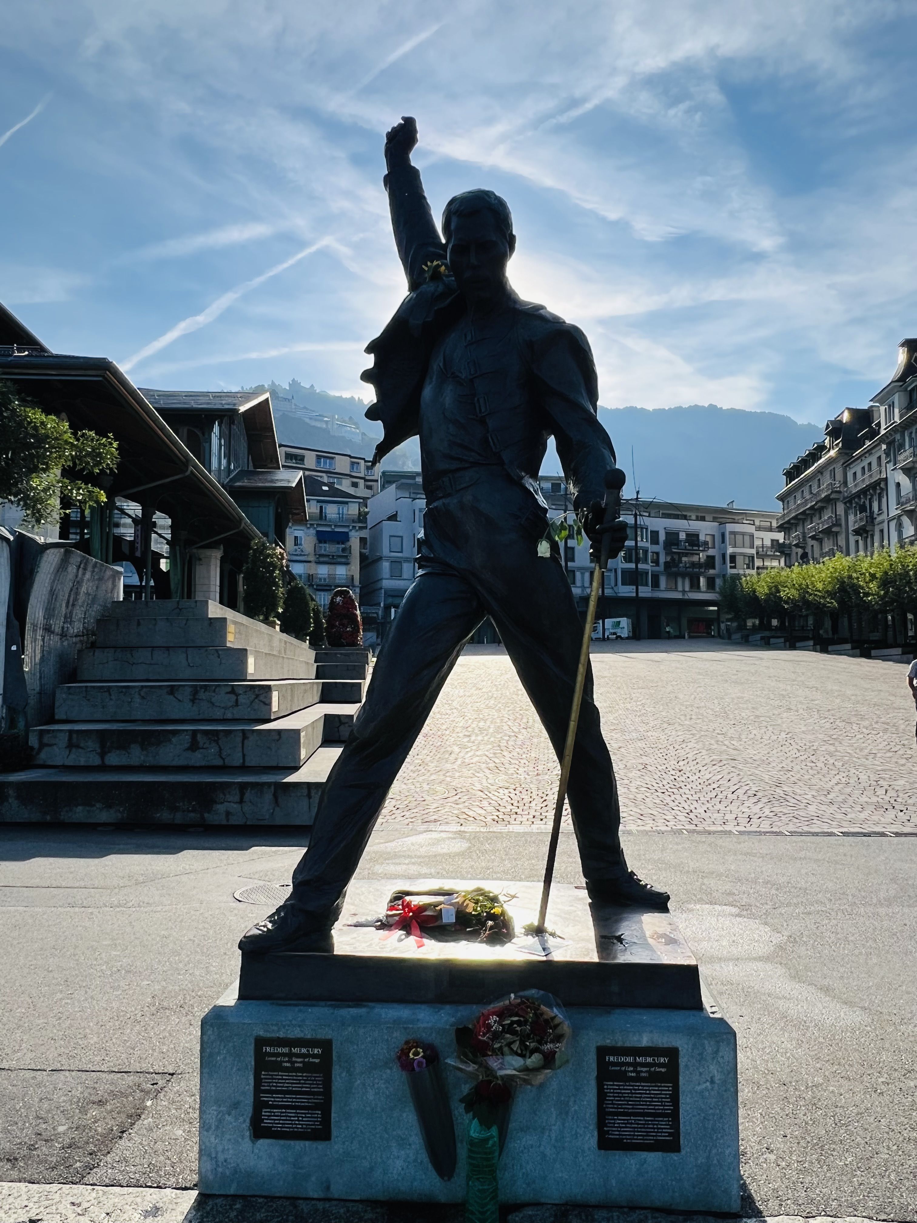 Die bronzene Freddy Mercury-Statue am Ufer in Montreux 