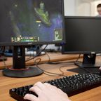 Die ad hoc gaming GmbH bietet mit «Duales Gaming», im ElsterCube in Gera eSportlern erstmalig die Möglichkeit, in gleichem Umfang zu trainieren und sich in einem Beruf ausbilden lassen zu können.
