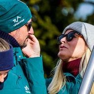 Mette-Marit von Norwegen: Zärtliche Streicheleinheit: So verliebt zeigt sie sich mit Haakon beim Skifestival 