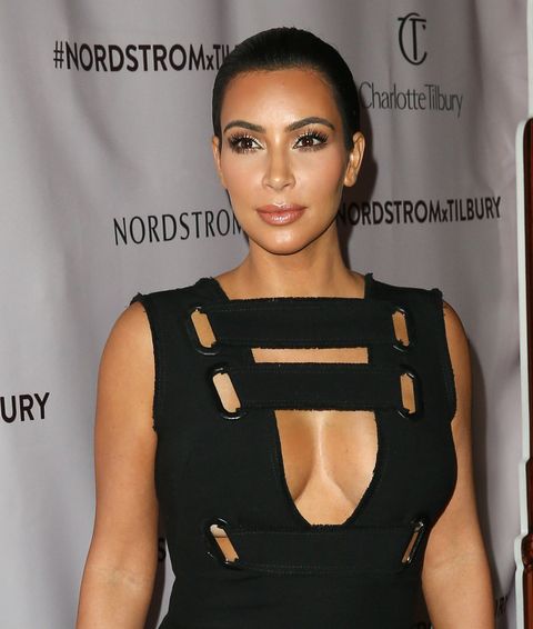 Auch Kim Kardashian hat eine glatte Stirn.