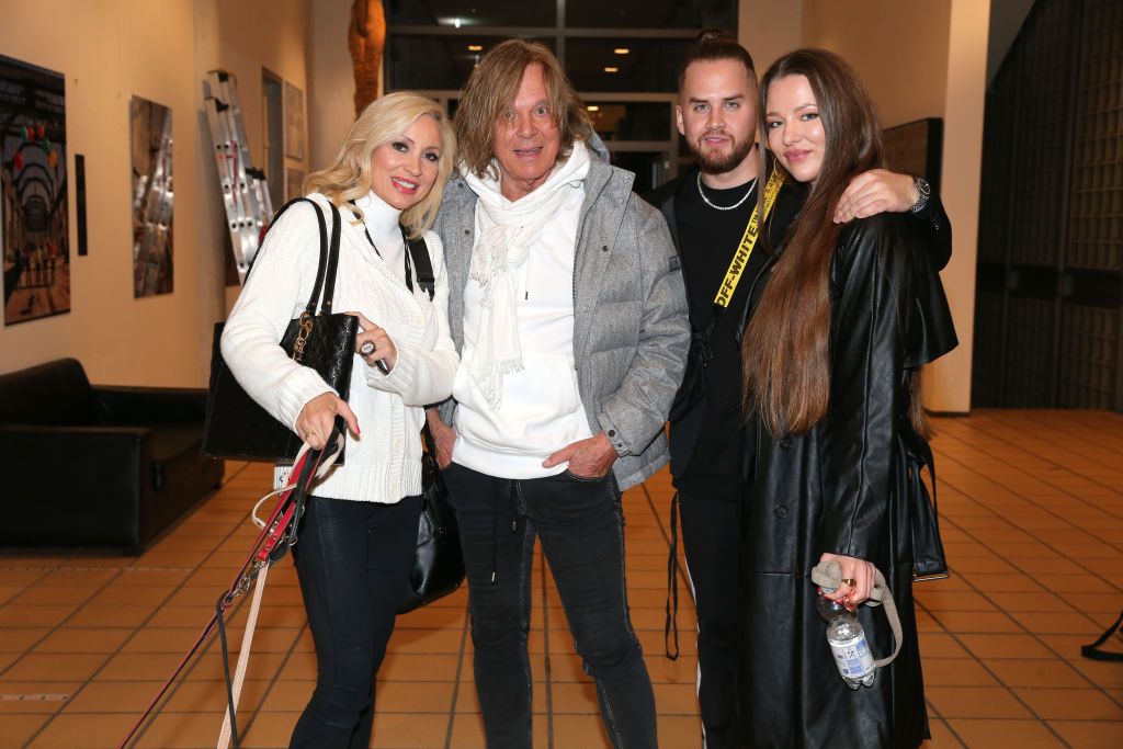 Joelina Drews mit Mama Ramona, Papa Jürgen und ihrem Freund Adrian.