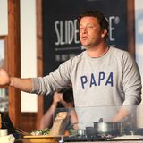 Jamie Oliver in einem grauen Sweatshirt
