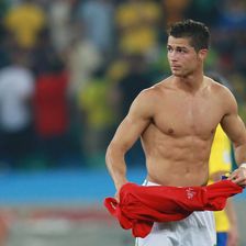 Die Frauenwelt liegt ihm zu Füßen: Doch seit 2010 ist der portugiesische Nationalspieler Cristiano Ronaldo mit Irina Shayk liiert.