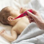 Fiebermessen bei einem Baby