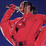 Rihanna: Mit Babybauch und Sneakern schreibt sie beim Superbowl Geschichte 