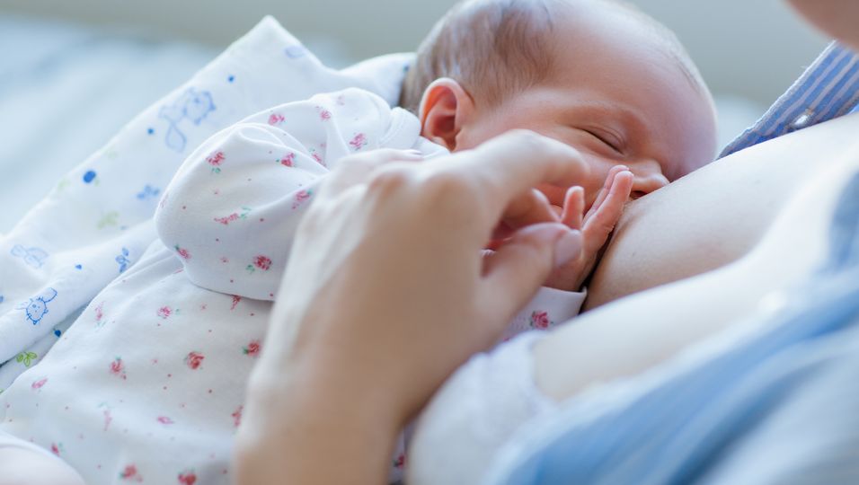 Zusammenhalt im Krankenhaus Weil Mutter nach Geburt im Koma liegt: Andere Mama stillt fremdes Baby
