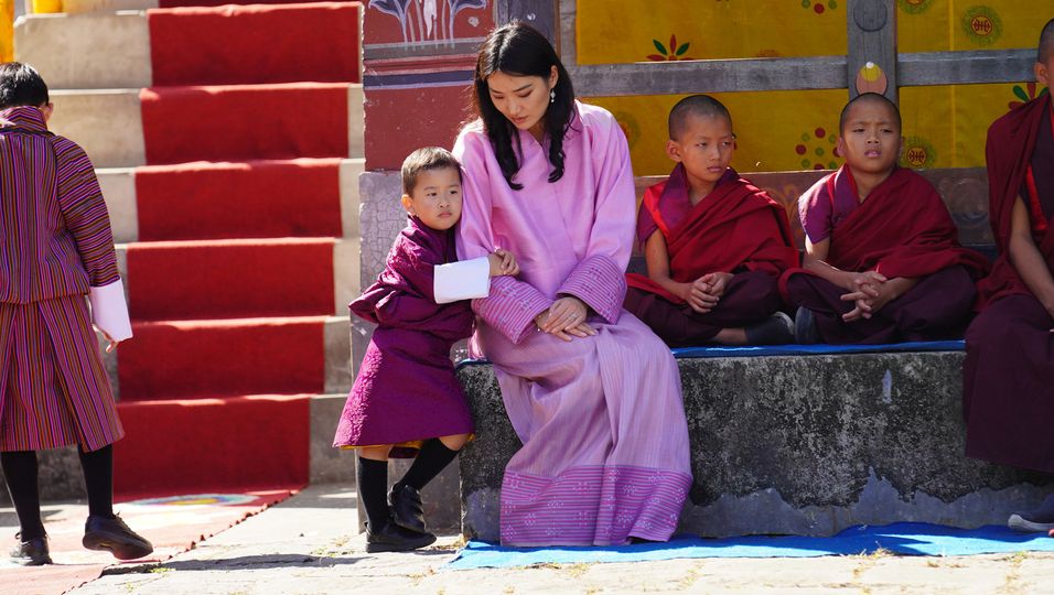 Jetsun Pema von Bhutan: Süßer Familien-Auftritt mit ihrem Nesthäkchen