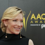 Cate Blanchett in einem schwarzen Kleid.