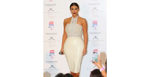 Holla, was für Hüften! Das weiße Dress getont Kim Kardashians Markenzeichen dann doch etwas ZU sehr.