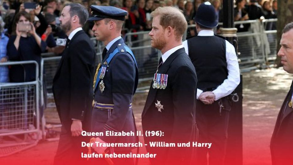 Während des Trauermarsches laufen Harry und William nebeneinander