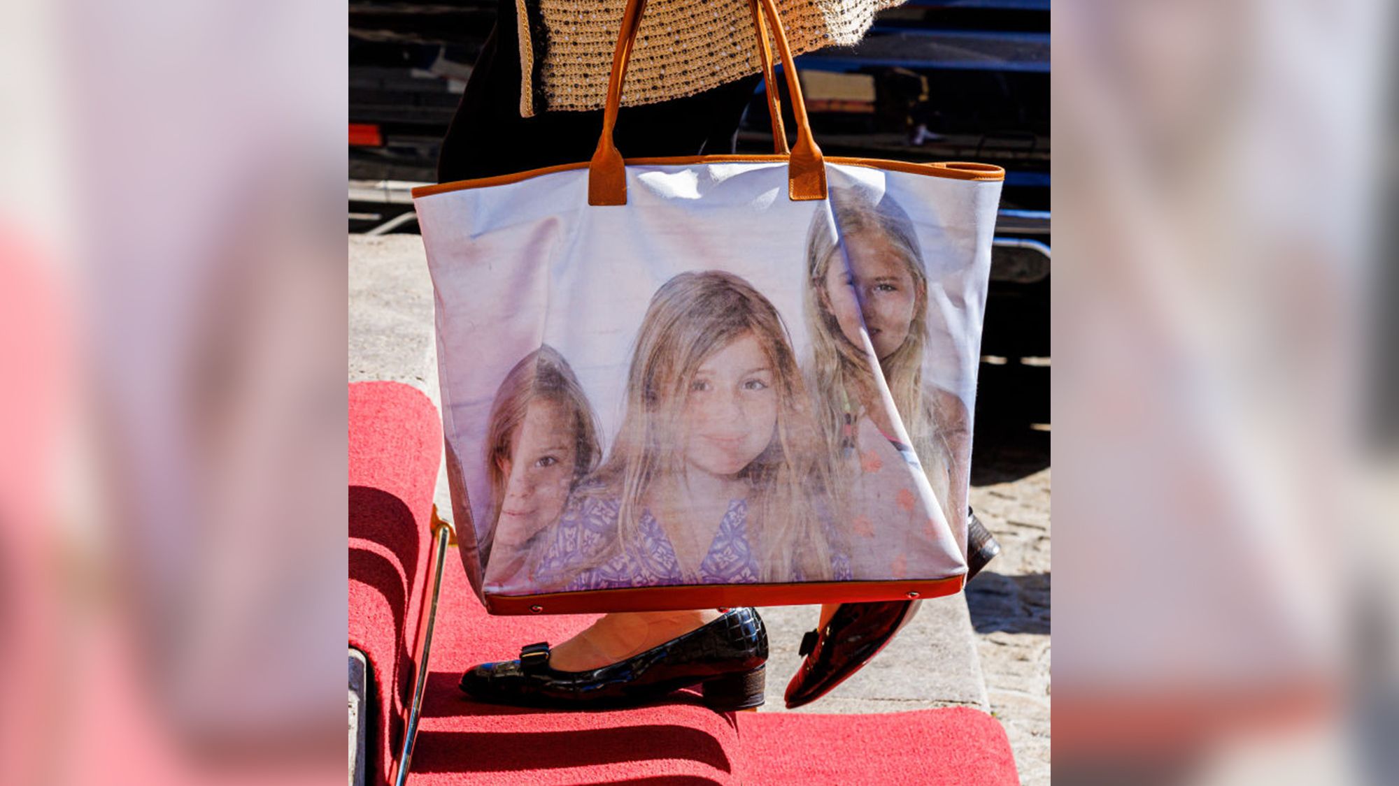 Beatrix der Niederlande: Kurios: Sie trägt die Gesichter von Amalia, Alexia & Ariane auf ihrer Tasche 