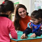 Prinzessin Kate: Im stylischen Korall-Kleid bringt sie Kinderaugen zum Leuchten
