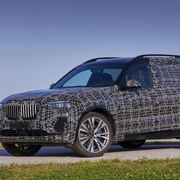 Noch ist der BMW X7 nur als Erlkönig unterwegs. Enthüllt wird das SUV-Flaggschiff der Bayern Ende November.