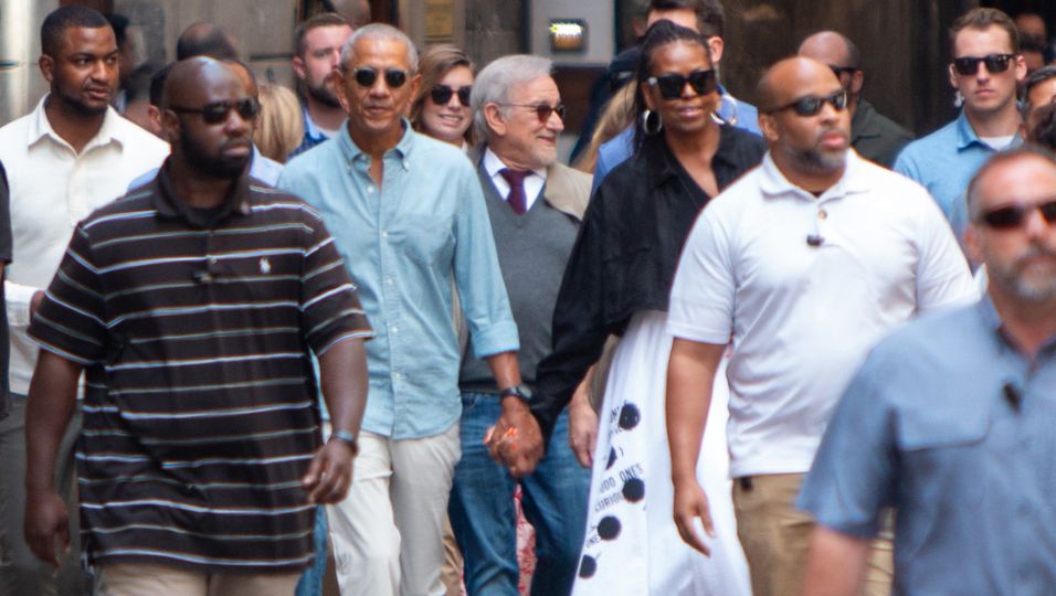 Michelle & Barack Obama - Ganz verliebt: Hier schlendern sie Hand in Hand durch Barcelona