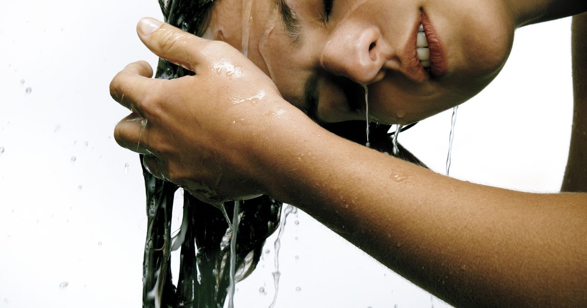 Sonst drohen Schäden: Sechs Fehler solltest du beim Haarewaschen vermeiden