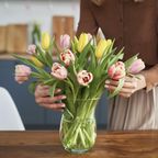 Decoration hack: This way your flowers in the vase look much fuller