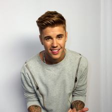 Justin Bieber in einem grauen Pullover. 
