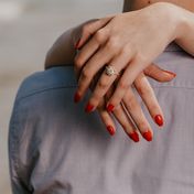 Hielt nur einen Tag - Frau gerät durch Verlobungsring in Lebensgefahr – schließlich muss die Feuerwehr helfen