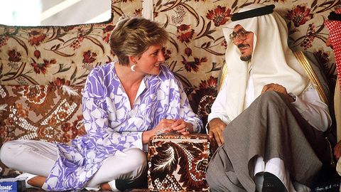 Ihre Looks passt sie ihren Reisezielen an: Prinzessin Diana 1986 bei einem Besuch in Saudi-Arabien 