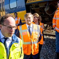 Willem-Alexander der Niederlande besucht Zugunglück in Voorschoten