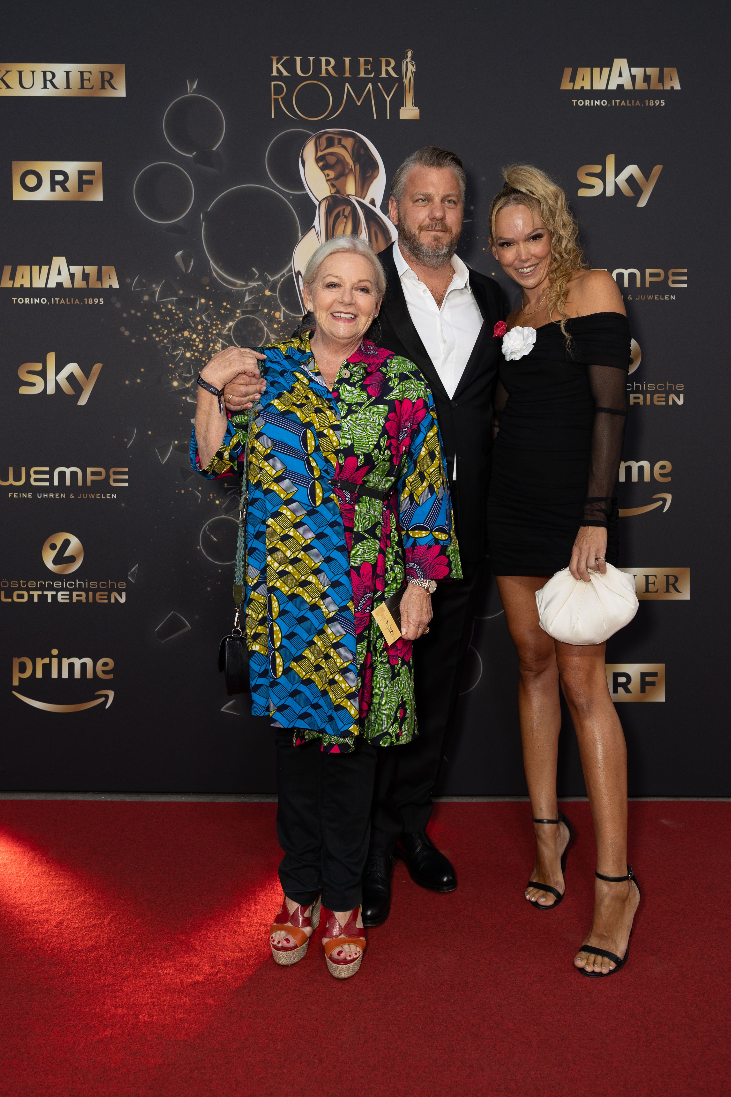 Erfolgsregisseur Marvin Kren flankiert von seiner Ehefrau, Designerin Kirsten Kren, und seiner Mutter, der Schauspielerin Brigitte Kren. 