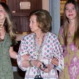 Mode-Drillinge: Sie strahlen Arm in Arm mit Oma Sofía