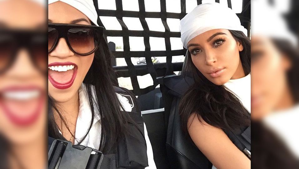 Kim Kardashian | Mit dem Buggy volle Fahrt durch die Wüste Dubais