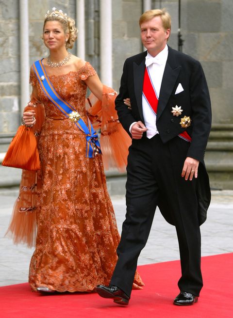 Maxima der Niederlande mit Tara und einem Kleid in orange