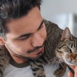 Mann rettet Katze aus Erdbeben-Trümmern – seitdem sind sie unzertrennlich