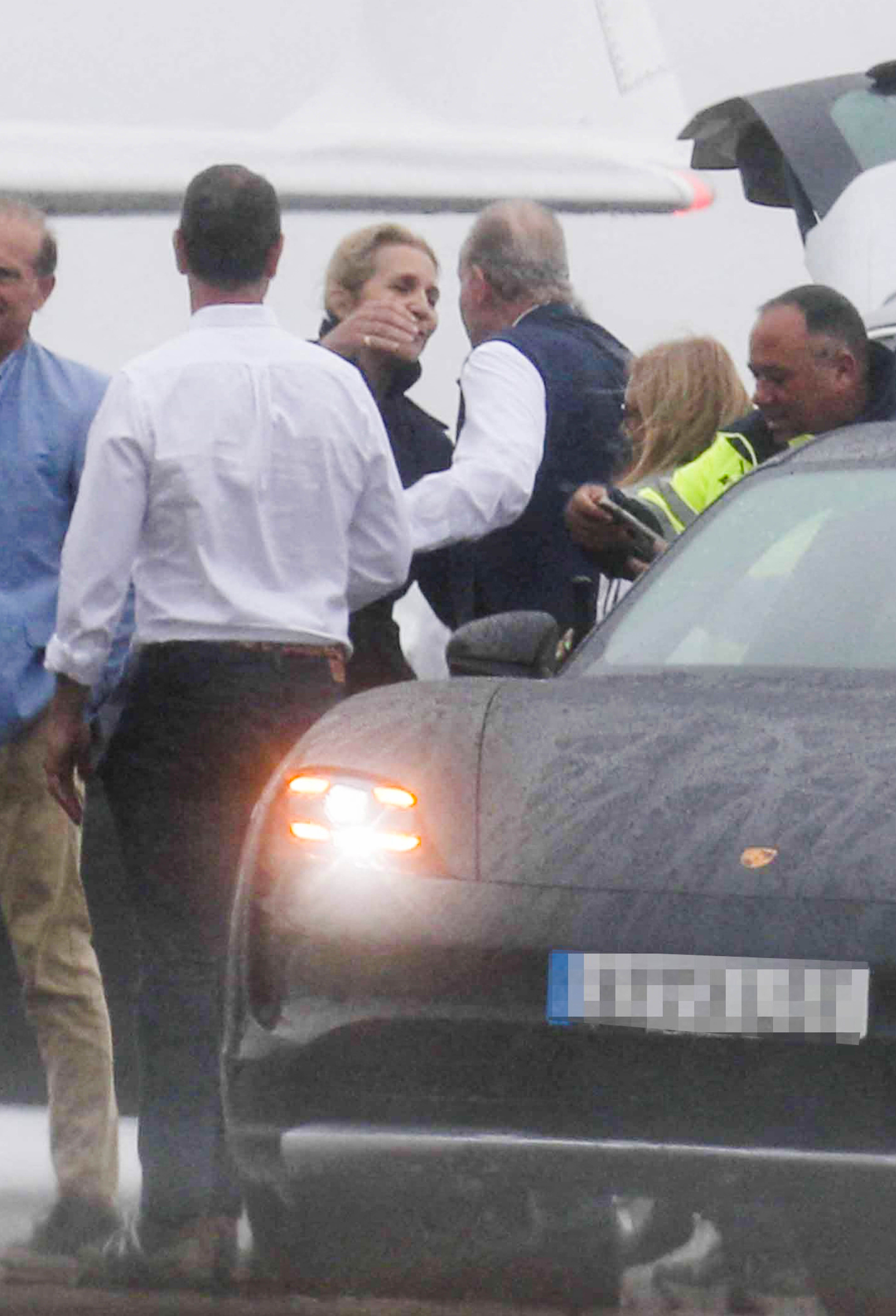 Elena von Spanien verabschiedet ihren Vater Juan Carlos am Flughafen von Vigo. 