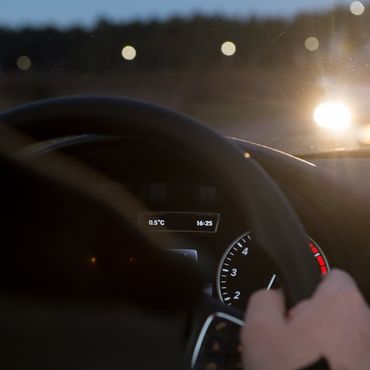 Saubere Scheiben verringern die Blendgefahr beim Fahren in der Dunkelheit.