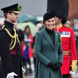 Ihren Emilia-Wickstead-Mantel trug sie schon 2012 bei den „Irish Guards&quot;. Ein Jahr später ließ sie die Knöpfe versetzen. 
