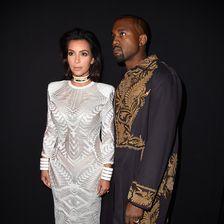 Kim Kardashian überraschte in einem ungewöhnlichen Look mit goldfarbenen Halsband.