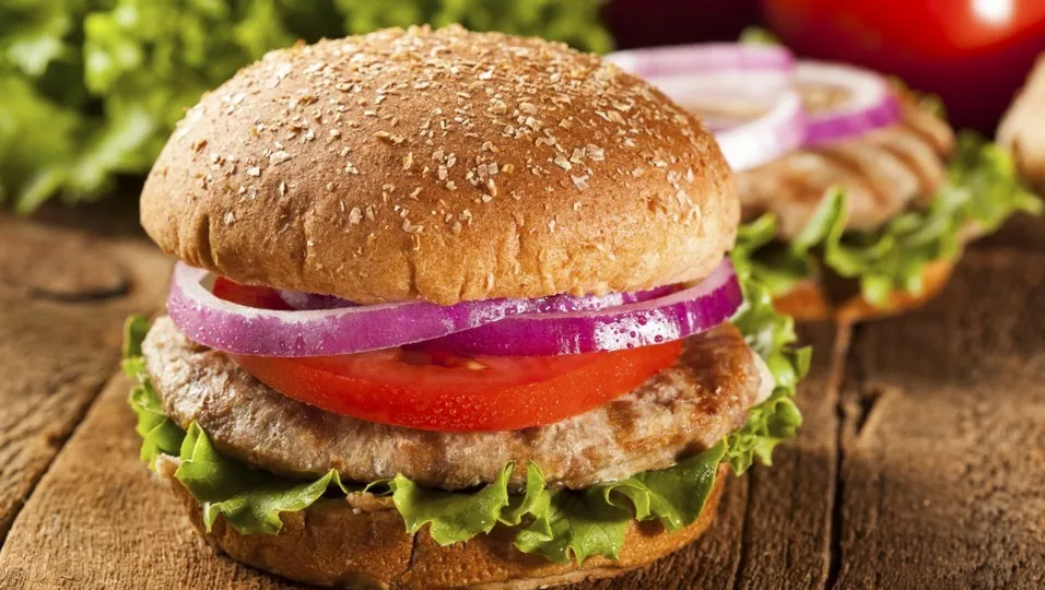 Putenburger: Leicht und lecker mit Spinat und Ziegenkäse | BUNTE.de