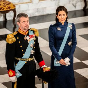 "Gierig & altmodisch": Nach 100 Tagen Regentschaft rechnet Royal-Expertin mit Frederik und Mary ab.