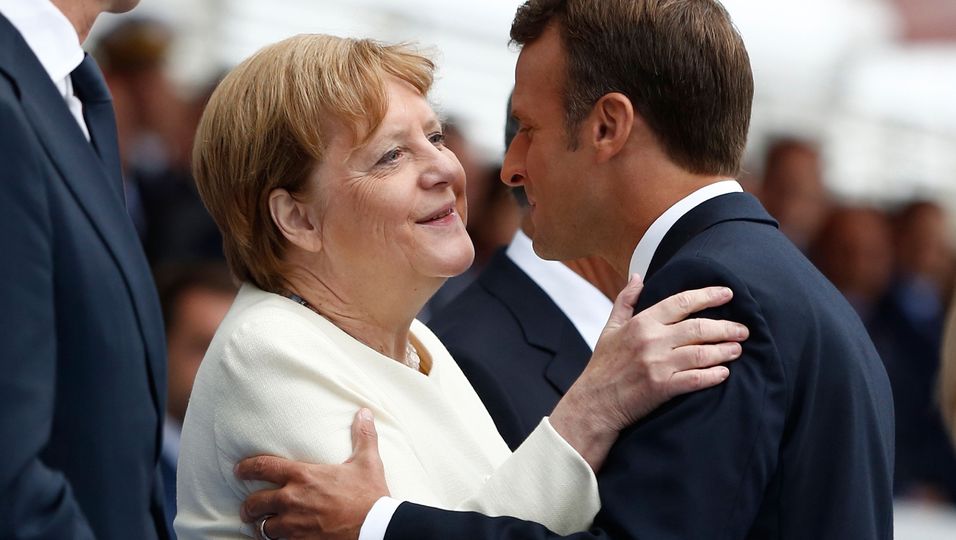 Entspannt und glücklich nach den Zitteranfällen: Emmanuel Macron zaubert ihr ein Lächeln ins Gesicht
