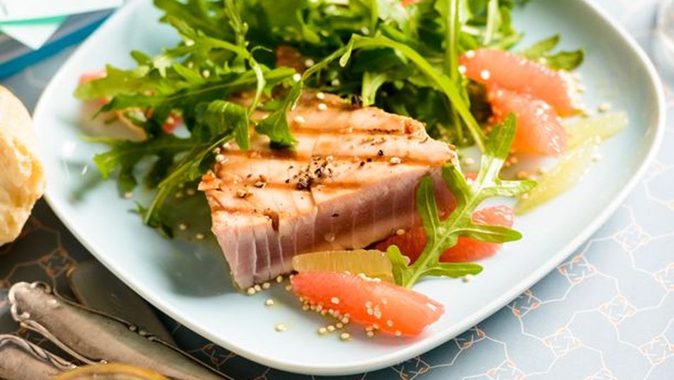 Fettreicher Meeresfisch - etwa Thunfisch - ist eine natürliche Nahrungsquelle für die Omega-3-Fettsäuren DHA und EPA. 