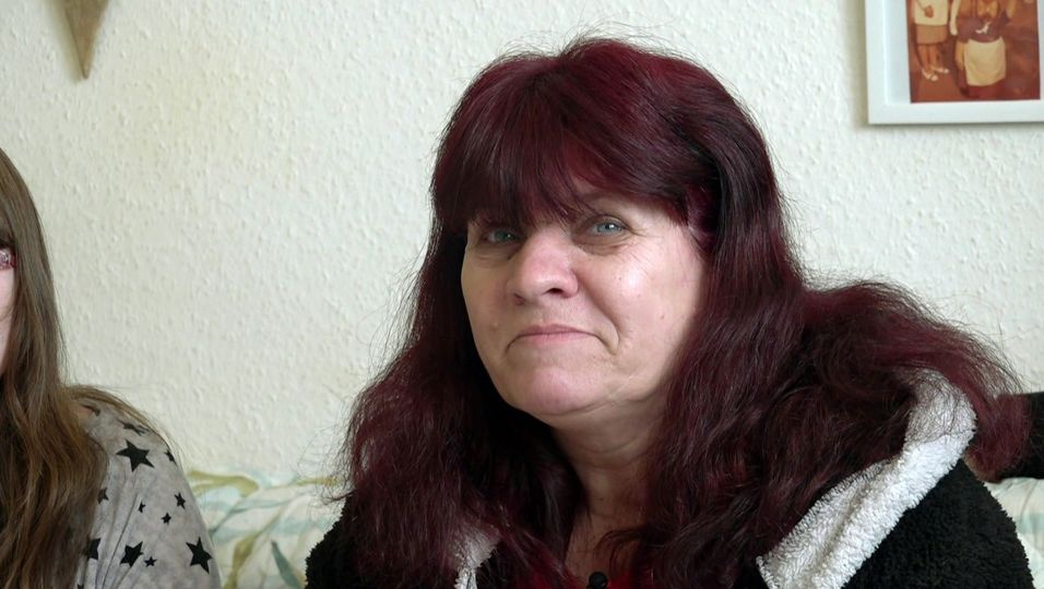 Hartz und herzlich"-Star Petra schleift ihr 4.500-Euro-Gebiss selbst ab |  BUNTE.de