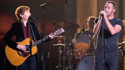 Der Sänger Beck und Coldplay´s Chris Martin performten auf der Bühne.